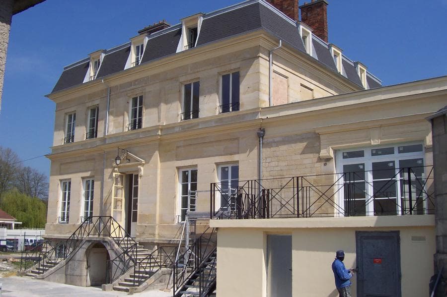 Bâtiment ancien — menuiseries bois